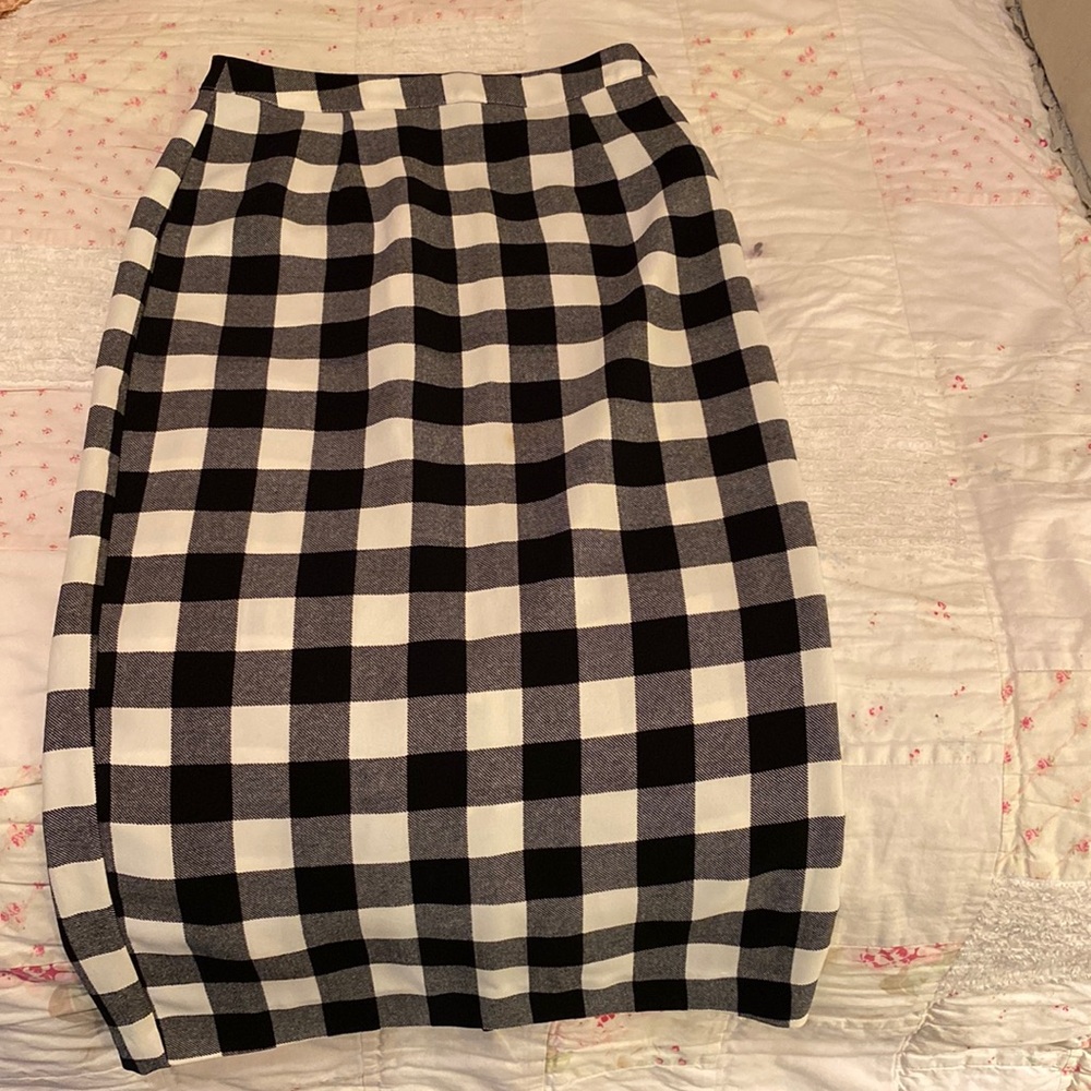 Cute gingham pencil skirt. Split in back lower end. Size 2.